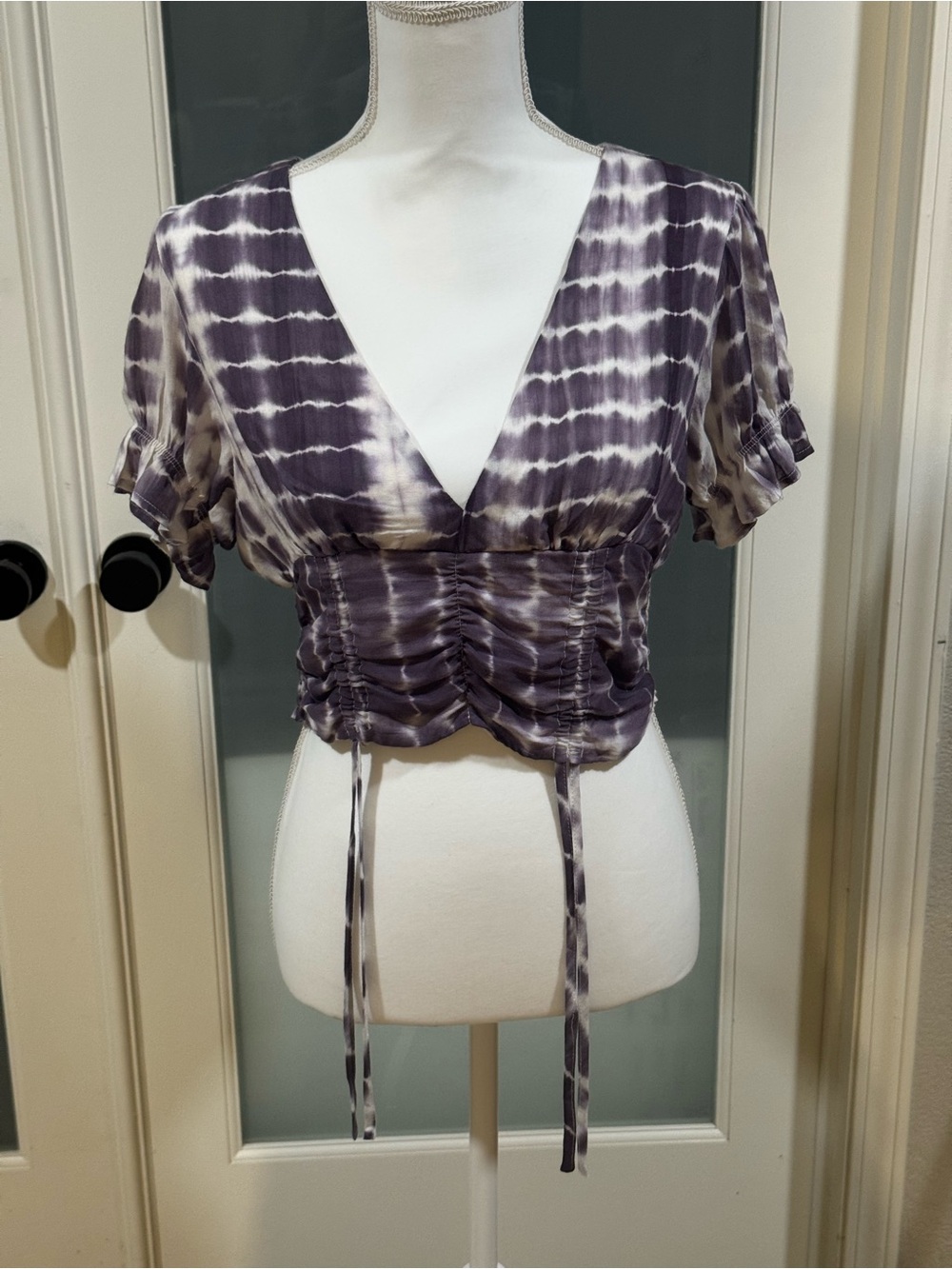 Le Lis white & gray tie-dye ruched waist V neck crop top with short sleeves, M. - Picture 2 of 14